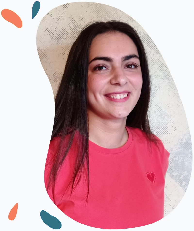 Photo de Gloria Rodriguez, logopède indépendante en Belgique, souriante et accueillante, spécialisée dans les troubles de la communication et du langage pour enfants et adolescents.